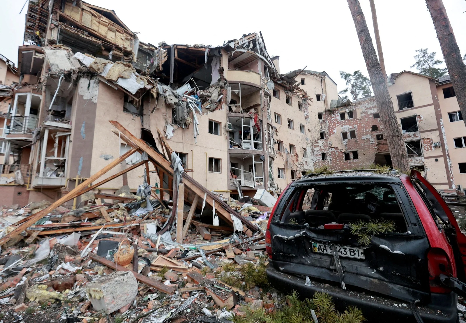 בניין מגורים ומכונית שנהרסו בהפגזות על העיר אירפין הסמוכה לקייב