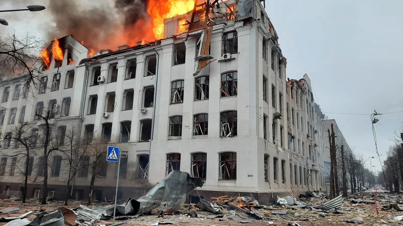 בניין שנפגע בהפגזות על חרקוב במזרח אוקראינה