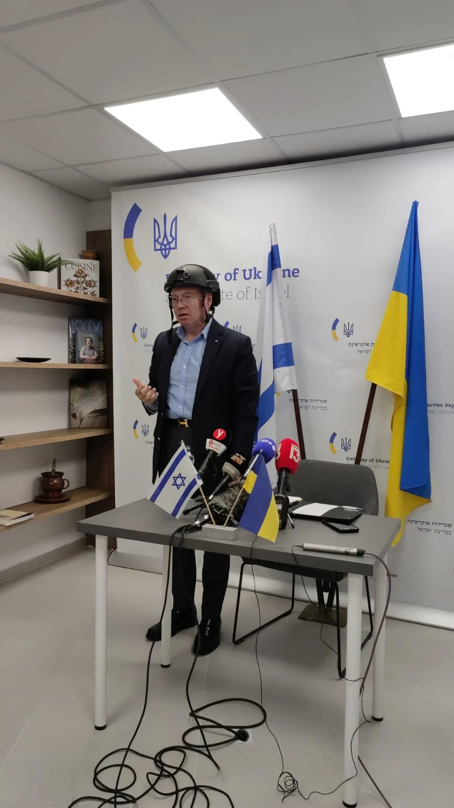 שגריר אוקראינה בישראל ישראל יבגני קורניצ'וק קסדה