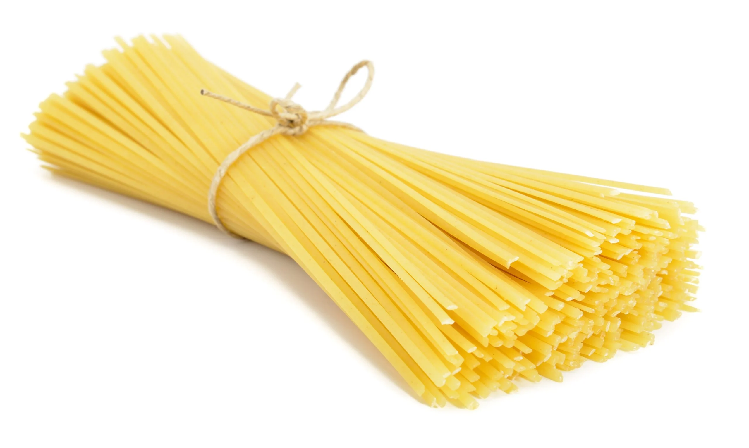 Heap,of,linguine,pasta,isolated,on,white,background