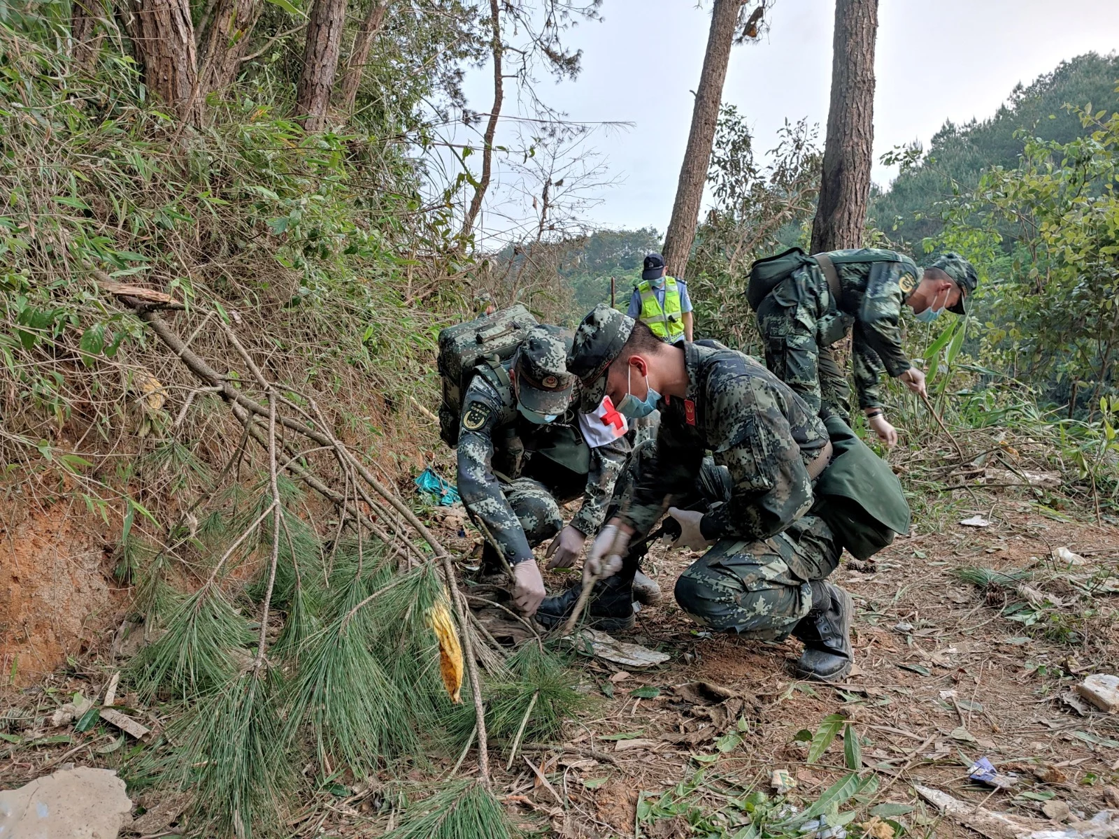 שוטרים במהלך החיפושים אחר ניצולים מהתרסקות המטוס בסין