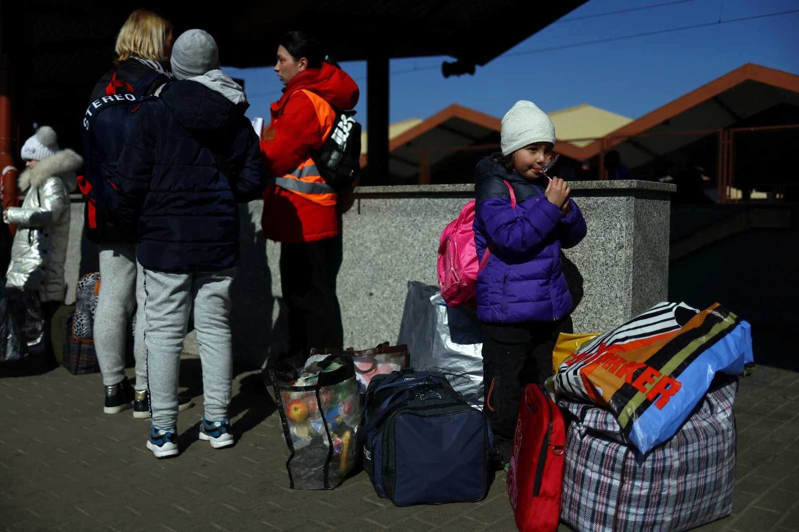 פליטים אוקראינים ממתינים על הרציף לאחר שהגיעו מאודסה לפשמיסל שבפולין