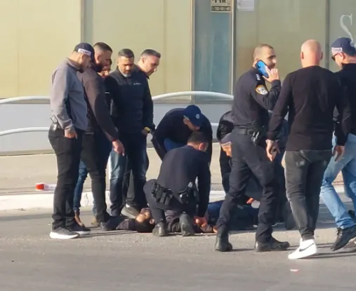 כוחות המשטרה עם המפגע בזירת הפיגוע בבאר שבע