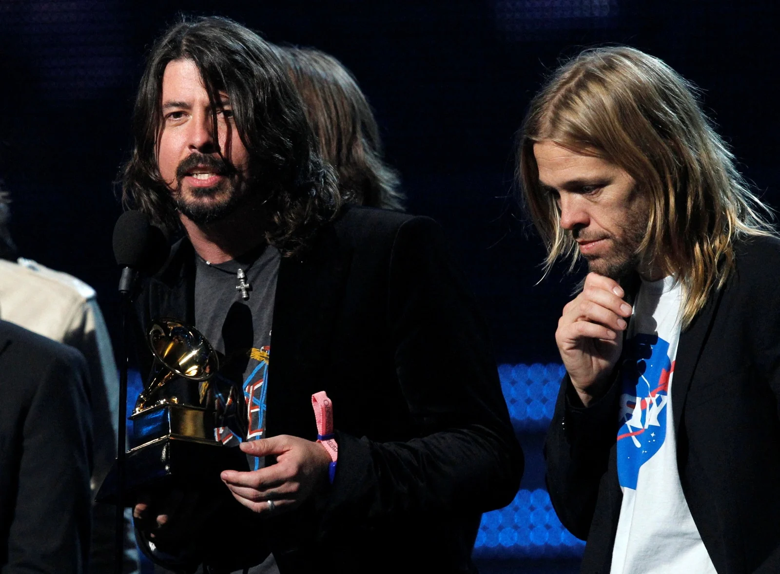 סולן להקת Foo Fighters דייב גרוהל והמתופף טיילור הוקינס בטקס הגראמי ה-54