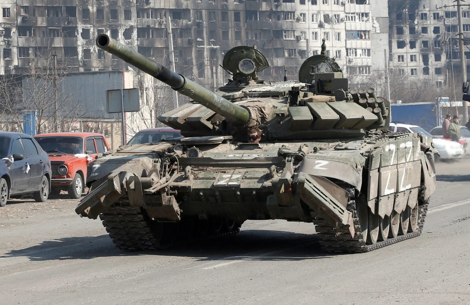 טנק רוסי ברחובות מריופול, אוקראינה