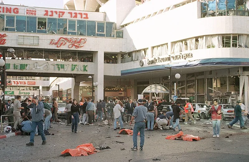 זירת הפיגוע בדיזנגוף סנטר, מרץ 1996