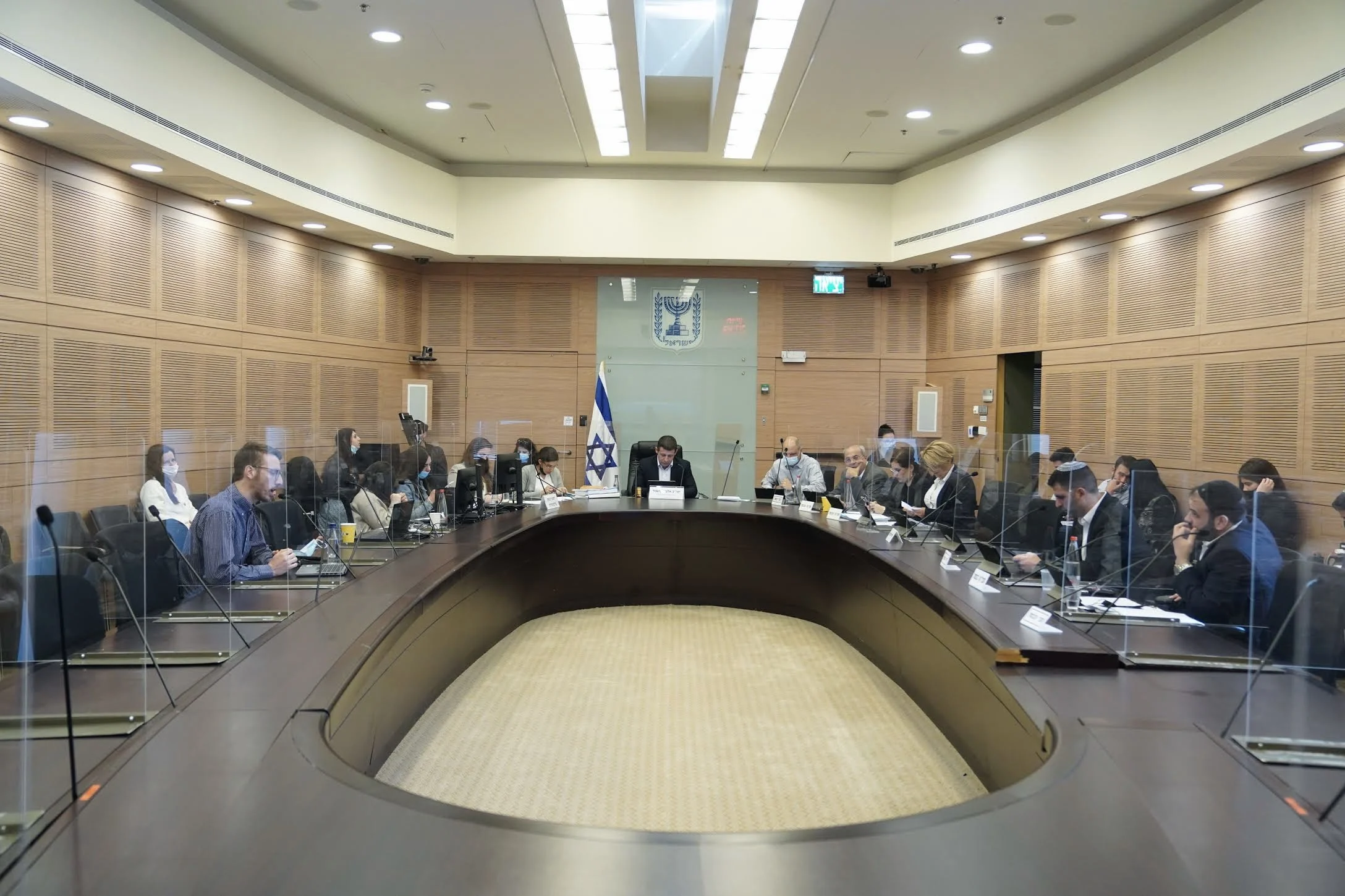 חברי הוועדה שאישרו את ההפחתה על מס הבלו