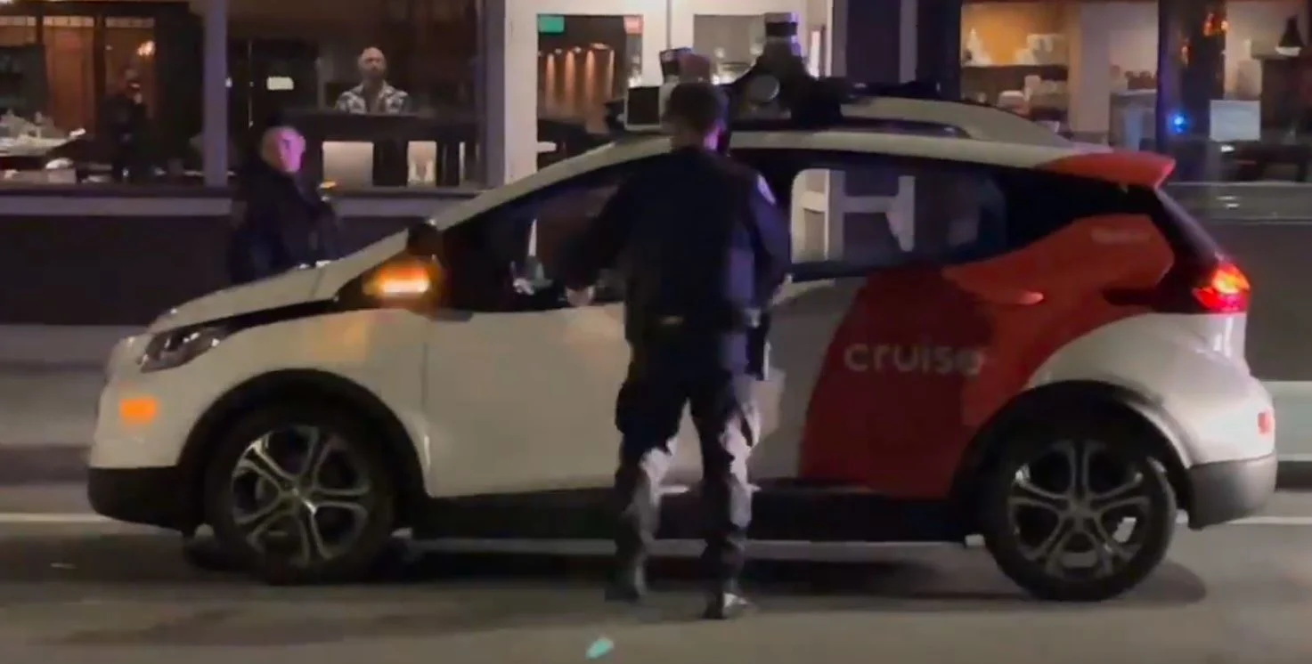 שוטר סן פרנסיסקו עוצר רכב אוטונומי