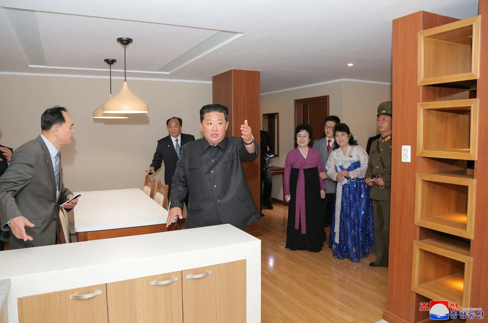 קים ג'ונג און מציג למגישת החדשות את ביתה החדש