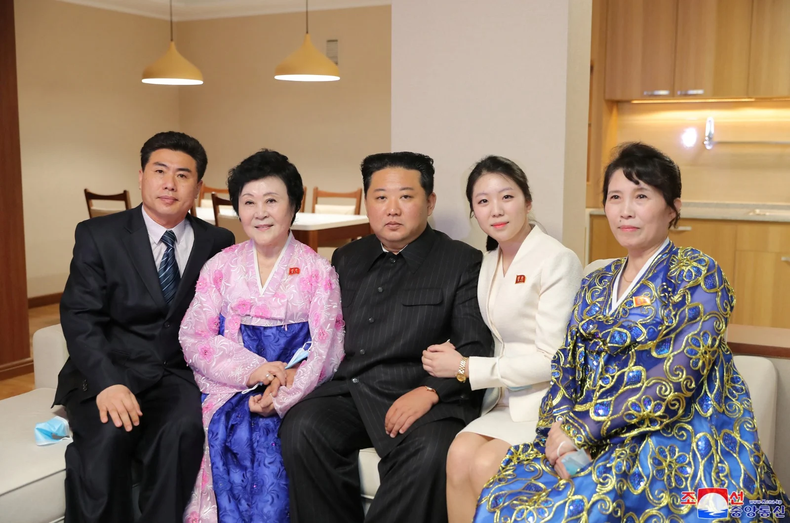 קים ג'ונג און עם מגישת החדשות ומשפחתה בביתם החדש