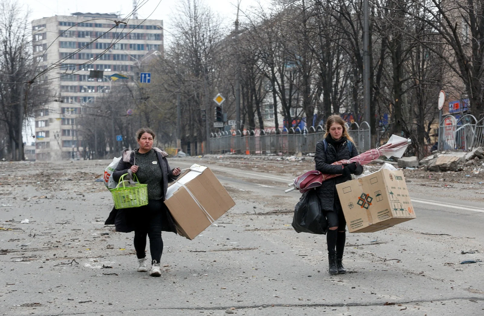 נשים אוקראיניות ברחובות מריופול