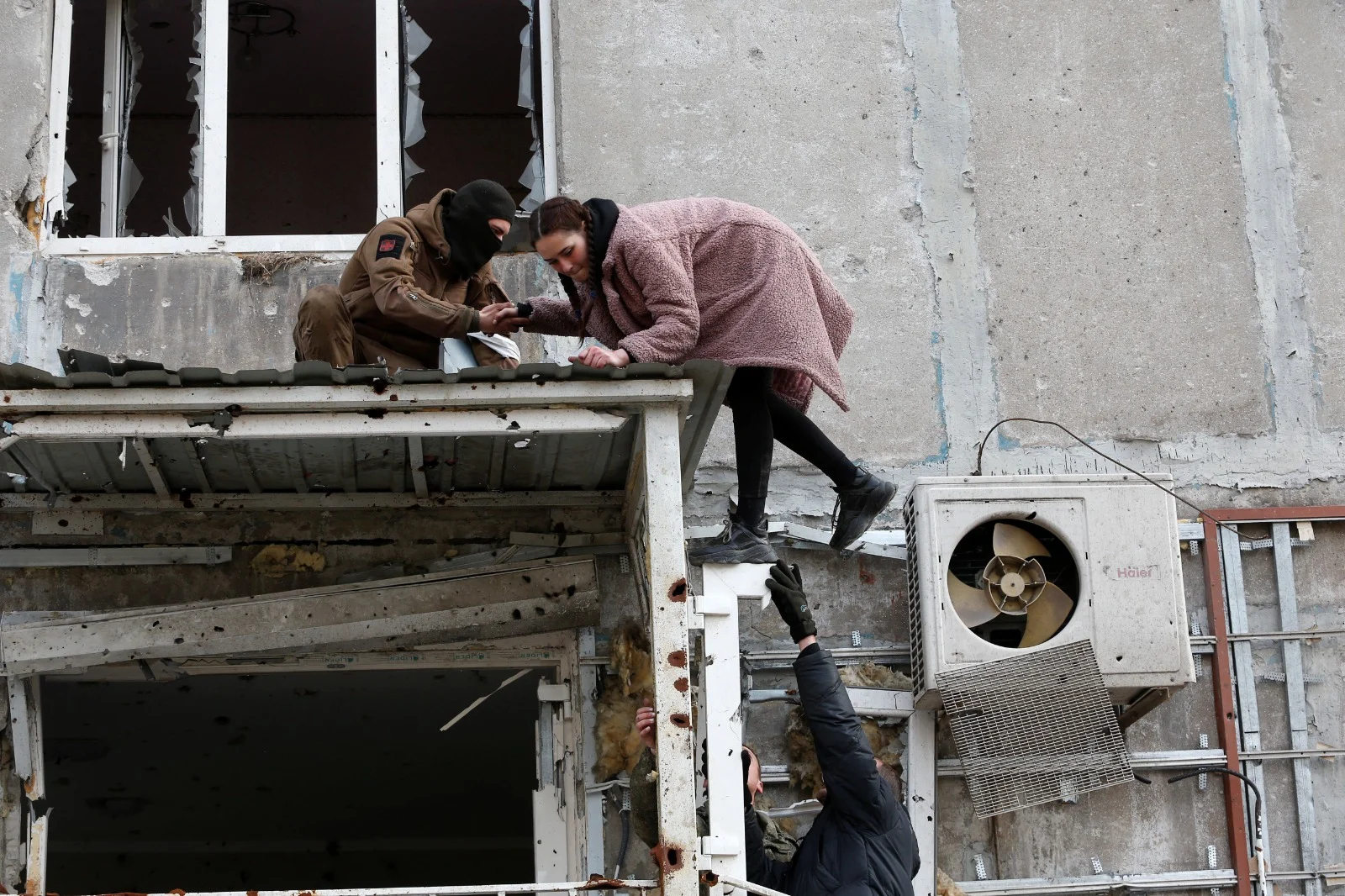 תושבי מריופול מנסים לקחת חפצים מבתיהם ההרוסים