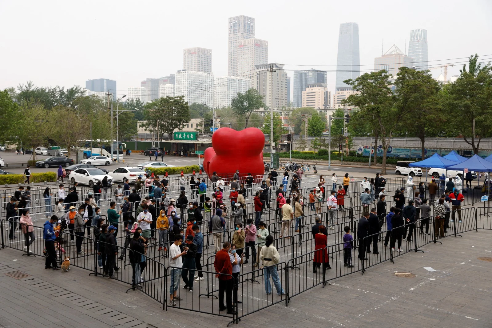 אנשים עומדים בתור לבדיקות קורונה על רקע התפרצות המגפה בבייג'ינג