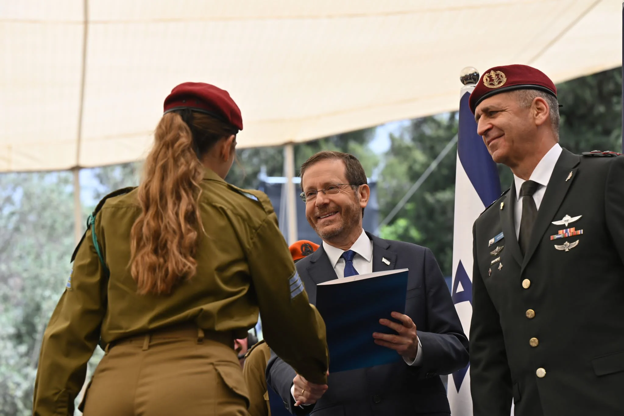 הנשיא יצחק הרצוג עם הרמטכ''ל אביב כוכבי והחיילים המצטיינים בבית הנשיא