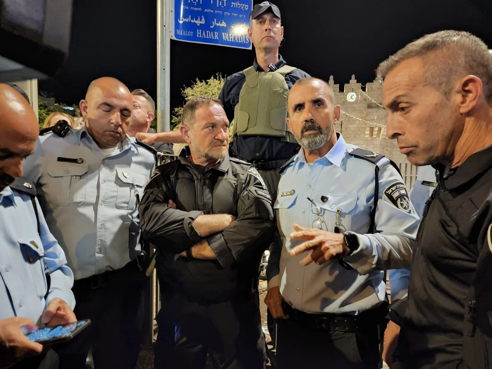 המפכ''ל קובי שבתאי בזירת הפיגוע בשער שכם בירושלים