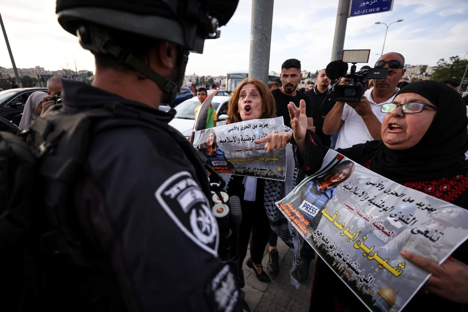 מפגינים פלסטינים מחזיקים תמונות של שירין אבו עאקלה מול ביתה במזרח ירושלים