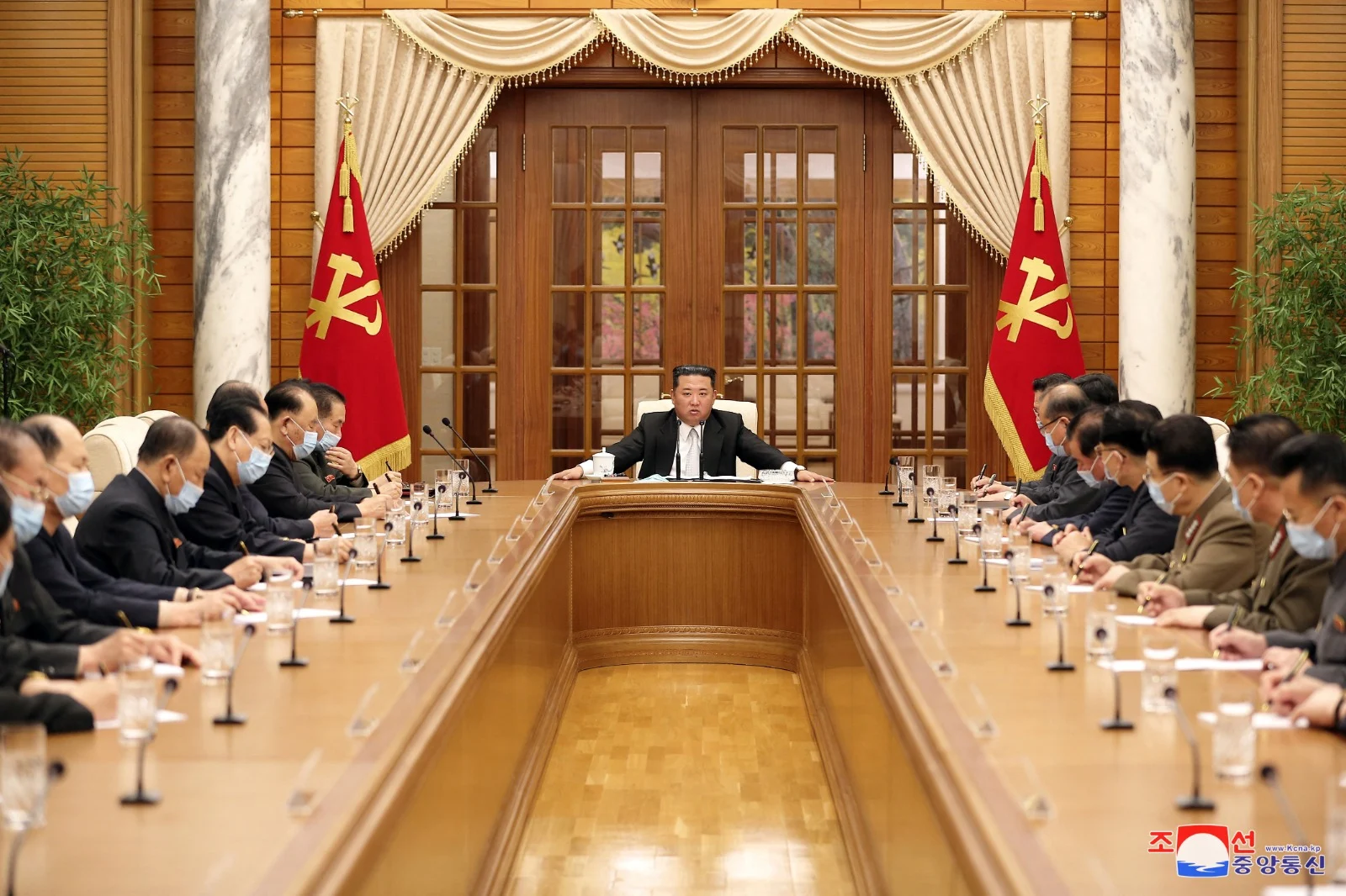 מנהיג צפון קוריאה קים ג'ונג-און בישיבת המפלגה על ההתמודדות עם מגפת הקורונה