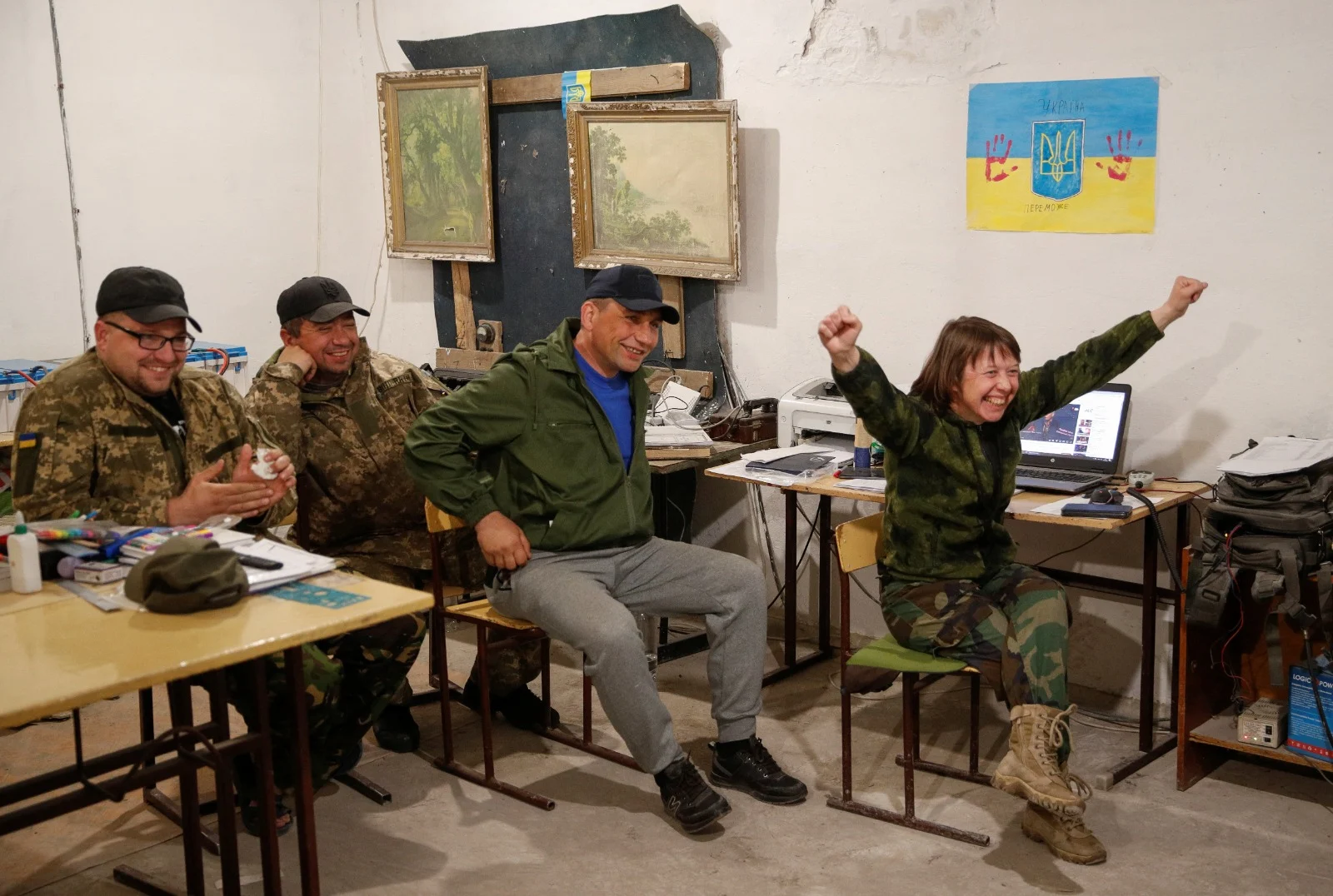 חיילים אוקראינים צופים באירוויזיון בעמדה באזור קייב