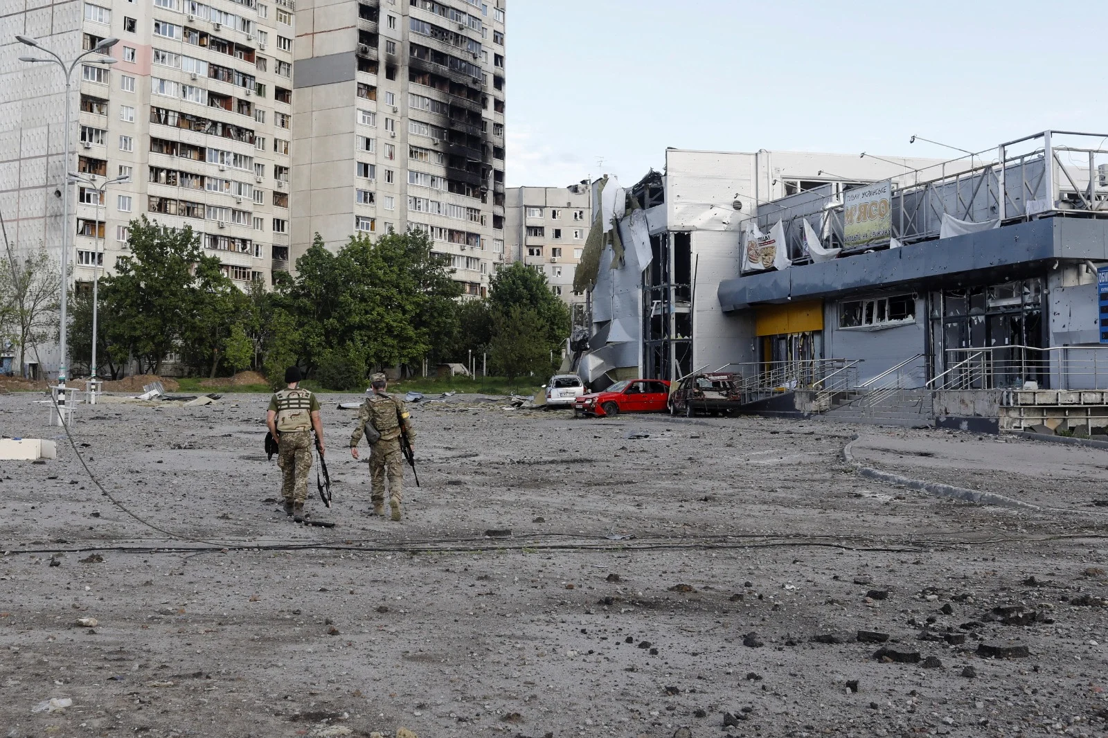 כוחות אוקראיניים על רקע ההריסות בעיר חרקוב