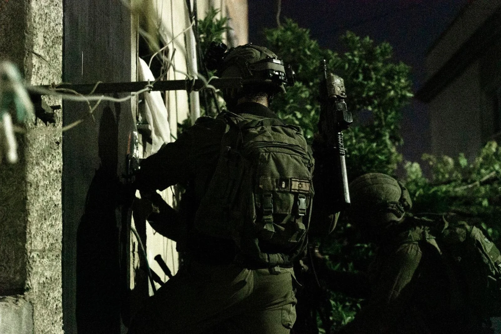 מעצר מבוקשים הלילה במספר מוקדים ברחבי איו''ש