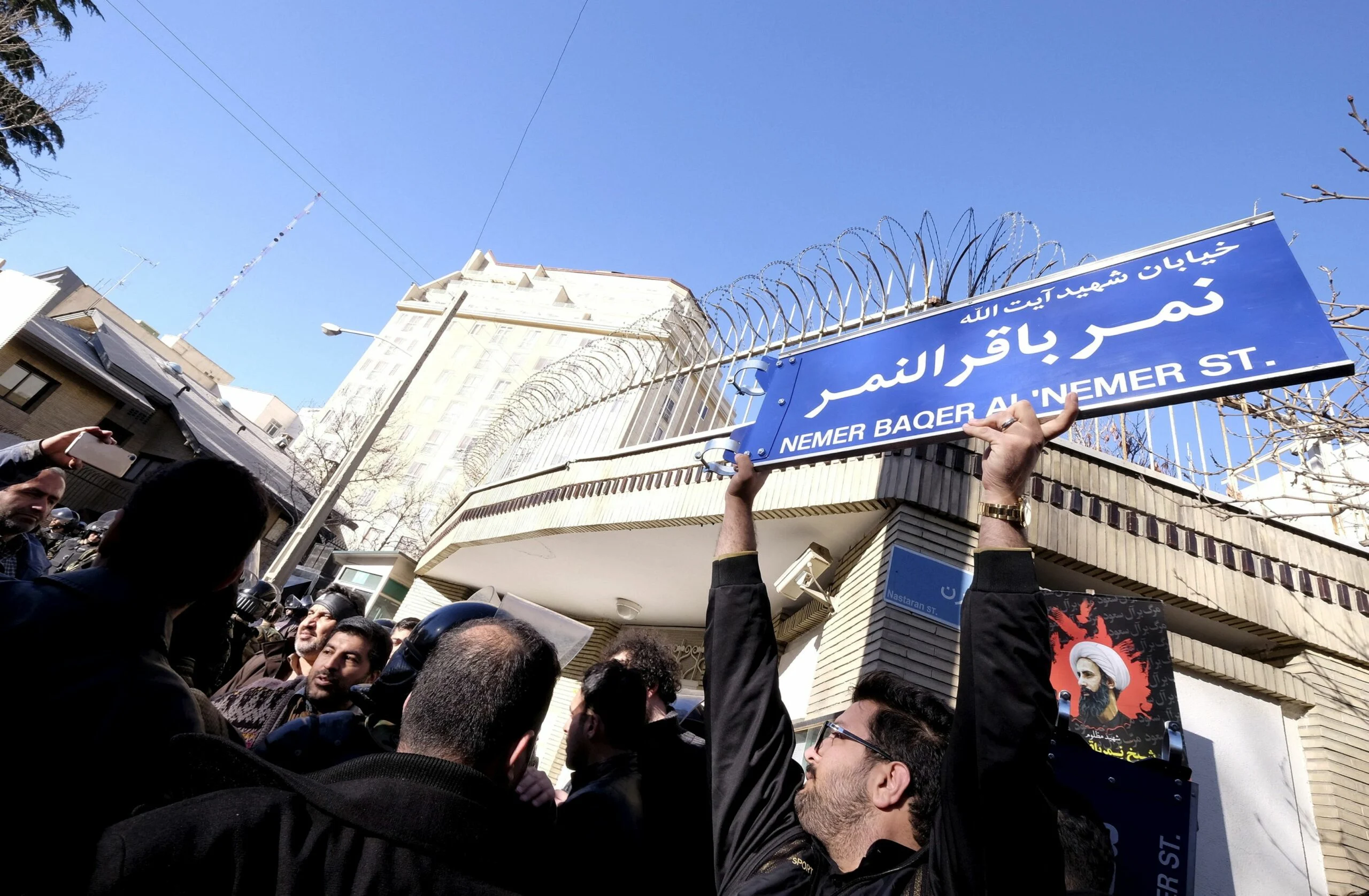מחאה נגד השגרירות הסעודית בטהראן טרם הועלתה באש, ינואר 2016