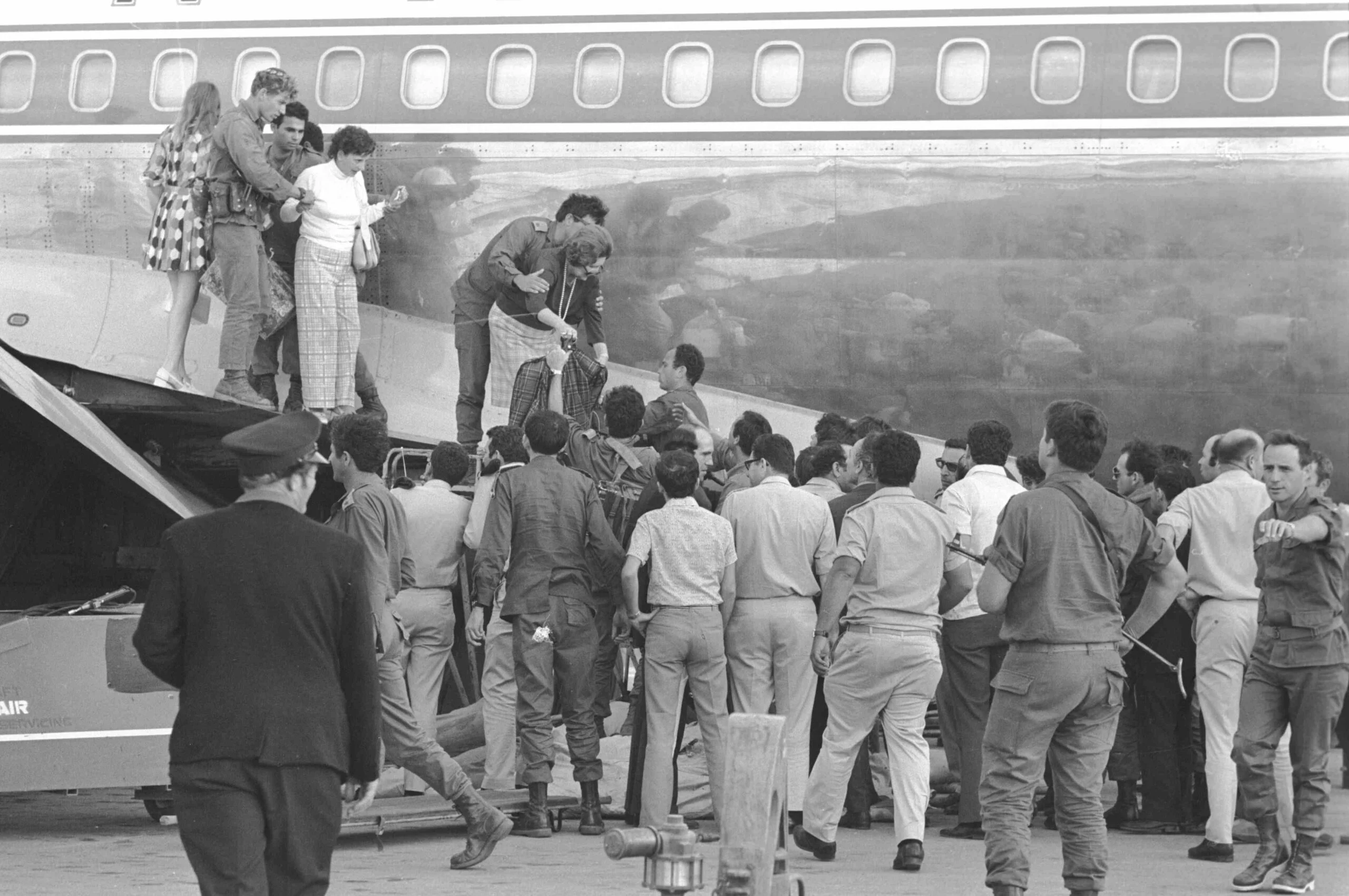 סיירת מטכ''ל עם סרבלים לאחר ההשתלטות, משה דיין עולה למטוס החטוף, מפקדים בכירים