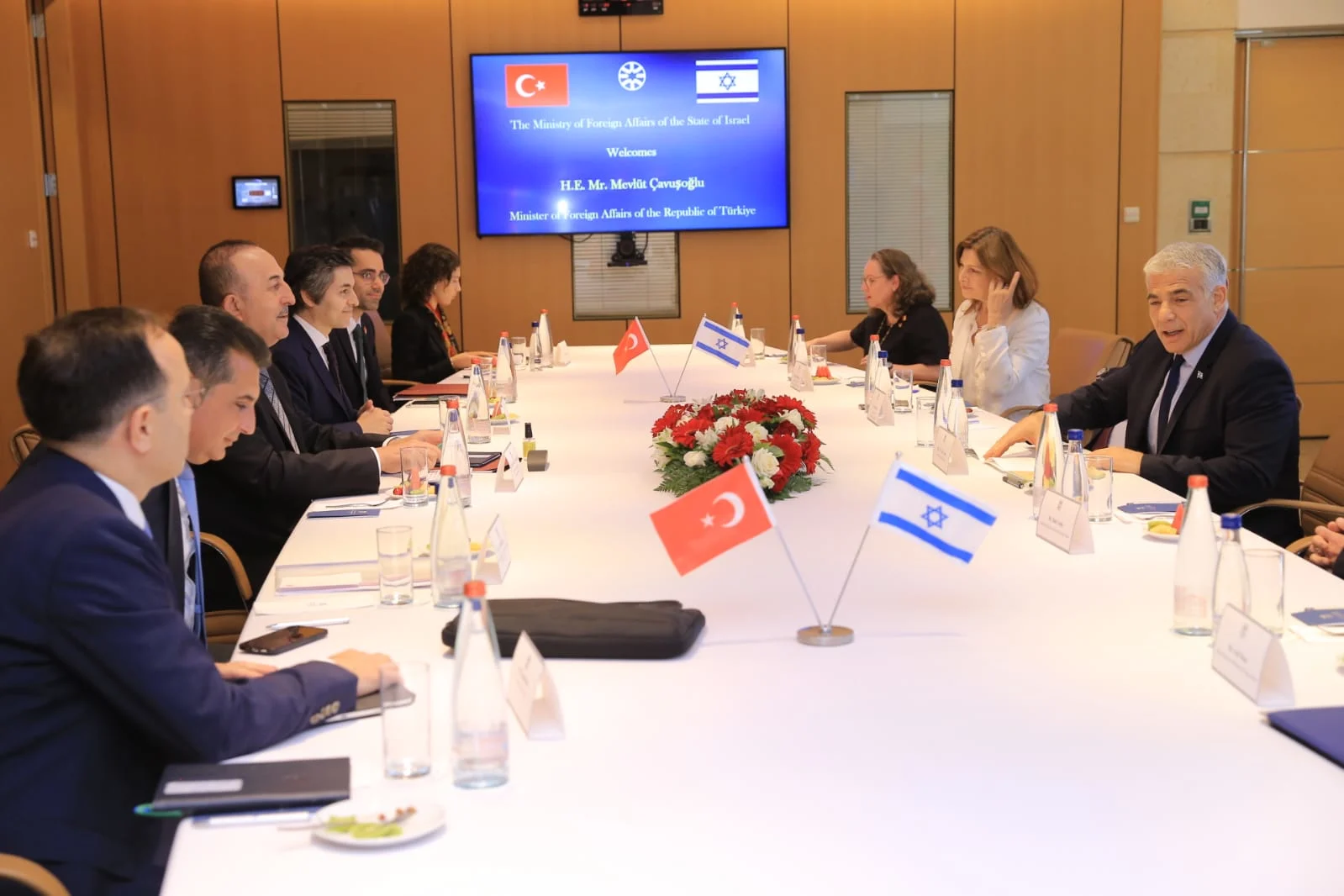 פגישת שר החוץ יאיר לפיד עם מקבילו הטורקי במשרד החוץ