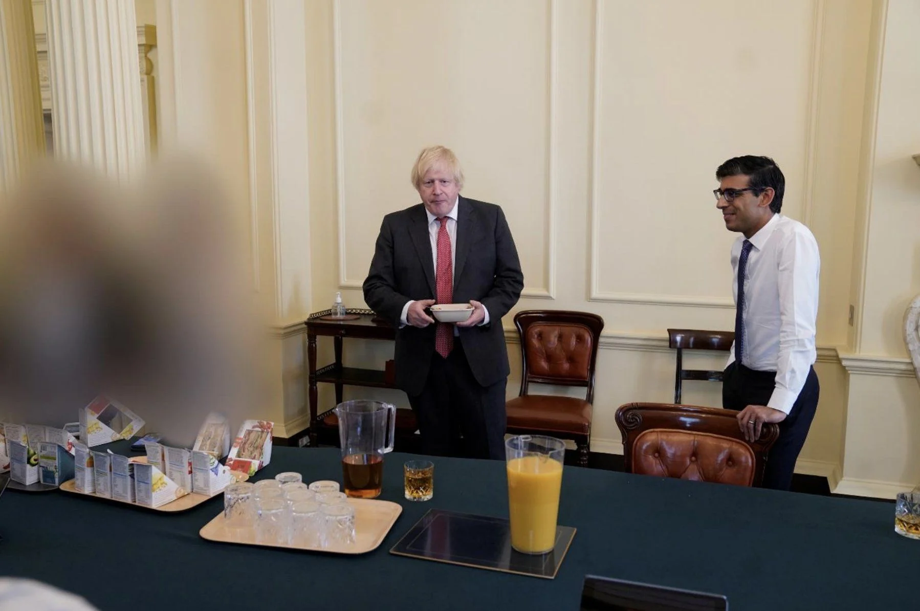 תיעוד של ראש ממשלת בריטניה בוריס ג'ונסון במסיבה שנערכה בזמן סגר הקורונה