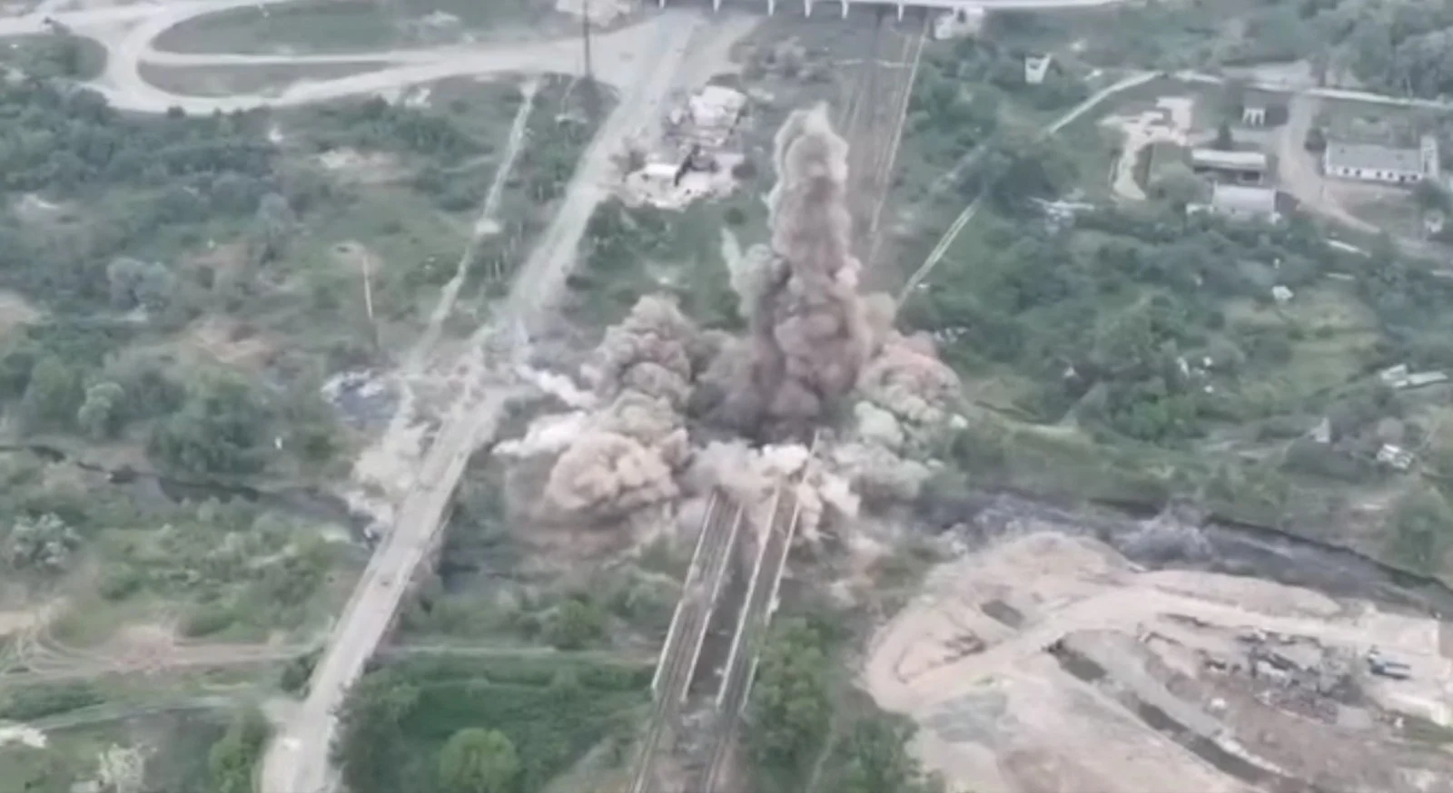 הכוחות האוקראינים מפוצצים גשר סמוך לסוורודונצק