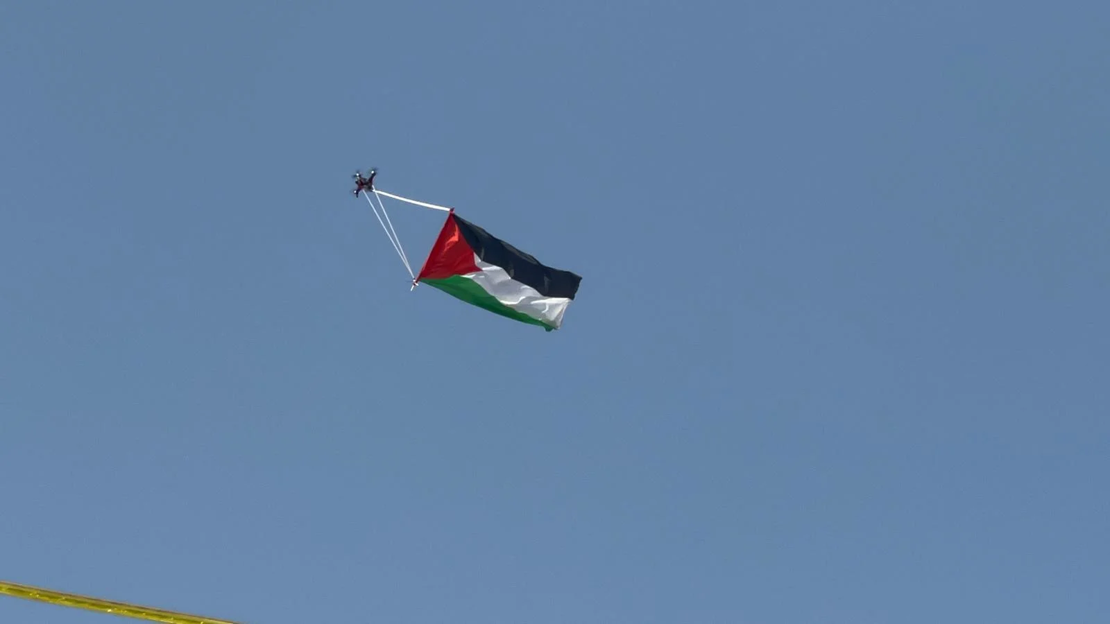 רחפן עם דגל פלסטין באזור שער שכם