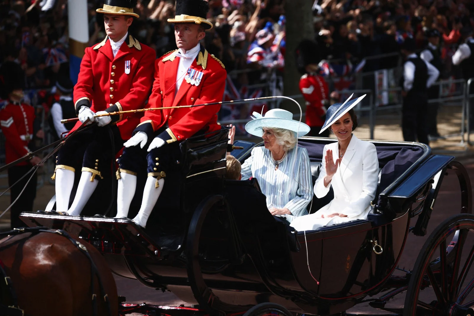 הדוכסית קייט והדוכסית קמילה עושות את דרכן בכרכרה במצעד