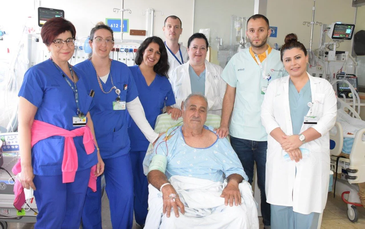 משה כהן מתאושש בבית החולים עם הצוות הרפואי