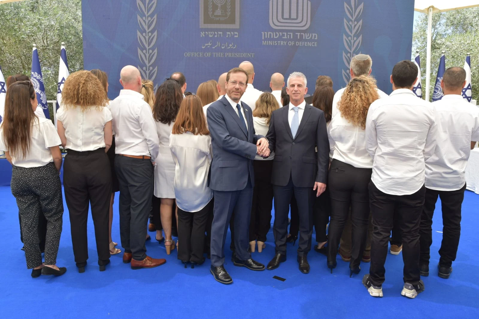 הנשיא יצחק הרצוג וראש המוסד דוד ברנע עם היחידה שקיבלה את פרס ביטחון ישראל