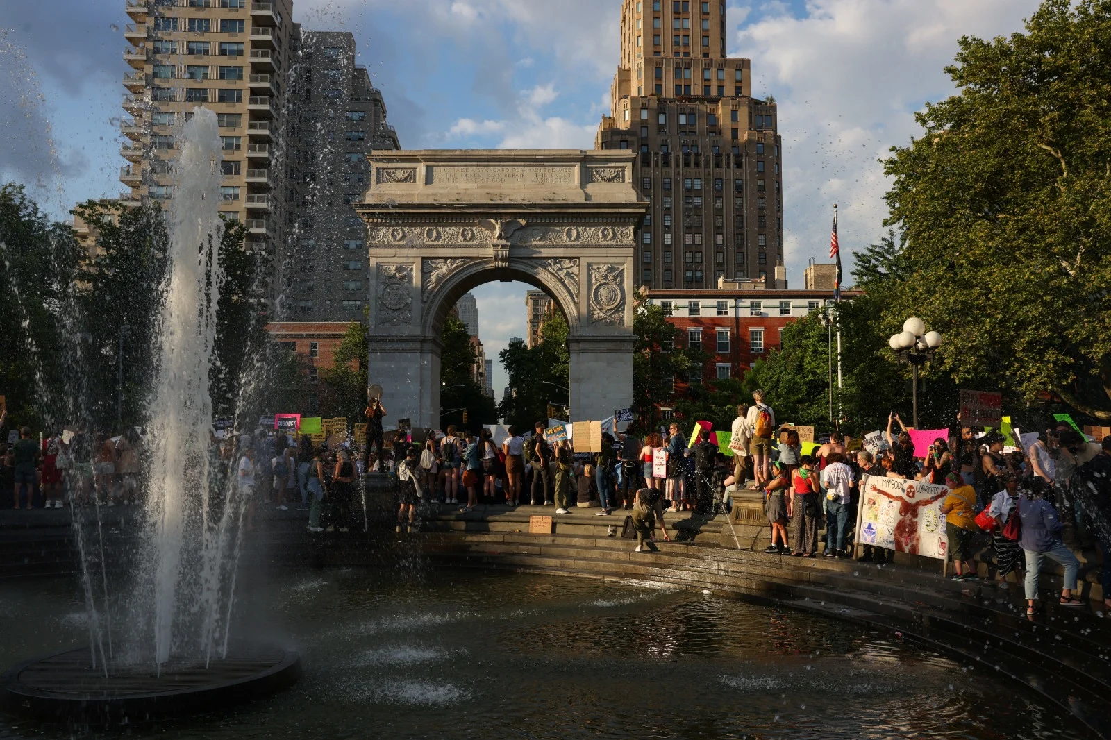 הפגנת מחאה בניו יורק נגד ההחלטה לבטל את הזכות להפלה
