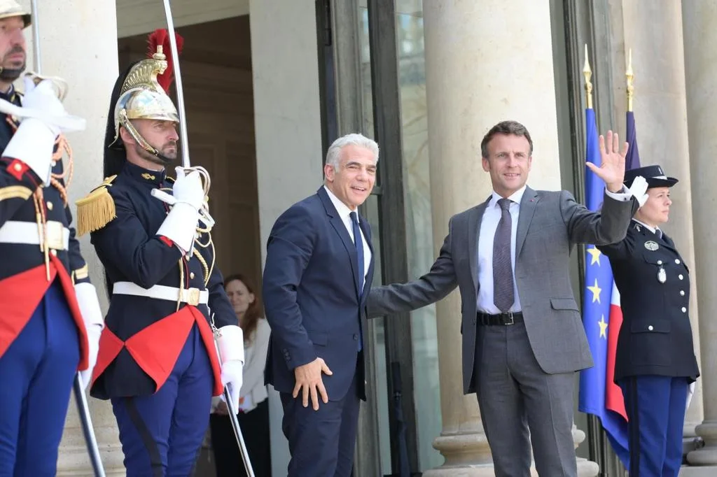 ראש הממשלה יאיר לפיד ונשיא צרפת עמנואל מקרון מחוץ לארמון האליזה