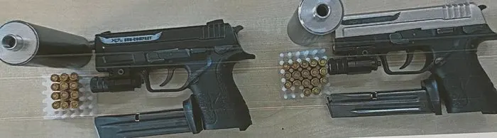 אקדחים עם משתיקי קול. הנשק שנמצא בדירת החוליה האיראנית בטורקיה