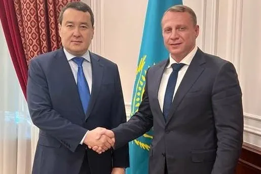 שר התיירות יואל רזבוזוב וראש ממשלת קזחסטן אליחאן סמאילוב