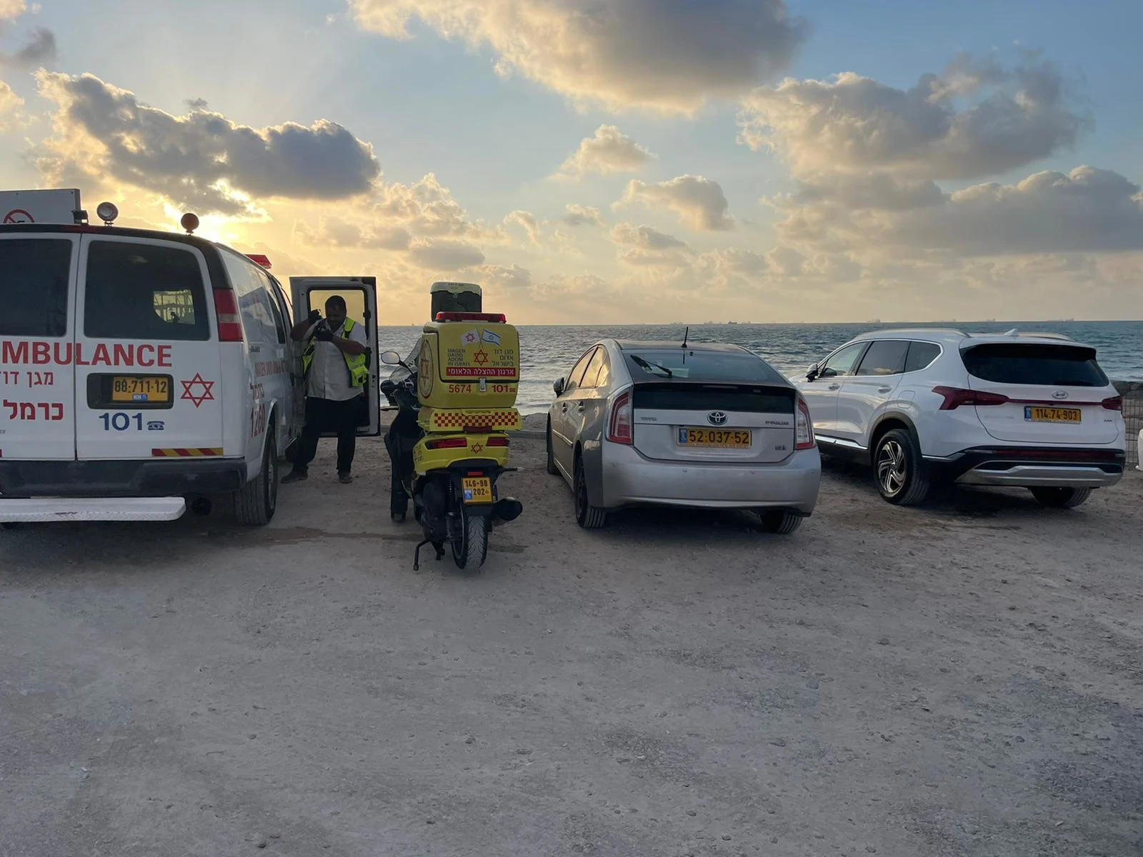 צוותי רפואה בחוף לא מוכרז סמוך לרחוב חלוצי התעשייה בחיפה.