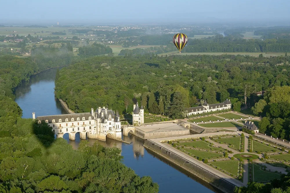 Aerial,view,over,chenonceau,castle,with,hot,air,balloon.,loire