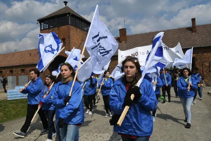 צעירים ישראלים במצעד החיים באושוויץ (ארכיון)