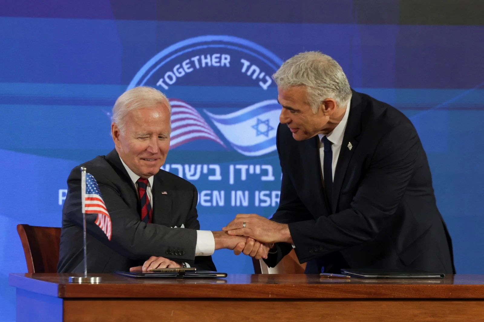 נשיא ארה''ב ג'ו ביידן וראש ממשלת ישראל יאיר לפיד בחתימה על הצהרת ירושלים
