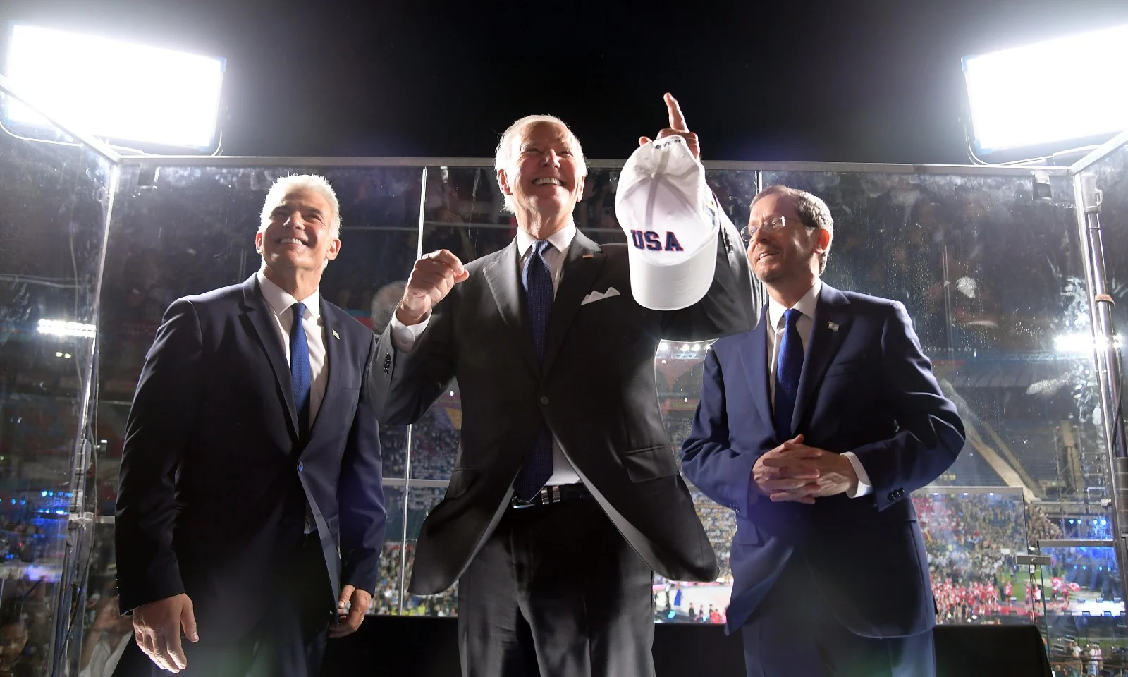 נשיא ארצות הברית ג'ו ביידן, נשיא המדינה יצחק הרצוג ורה''מ יאיר לפיד בטקס פתיחת המכביה באצטדיון טדי