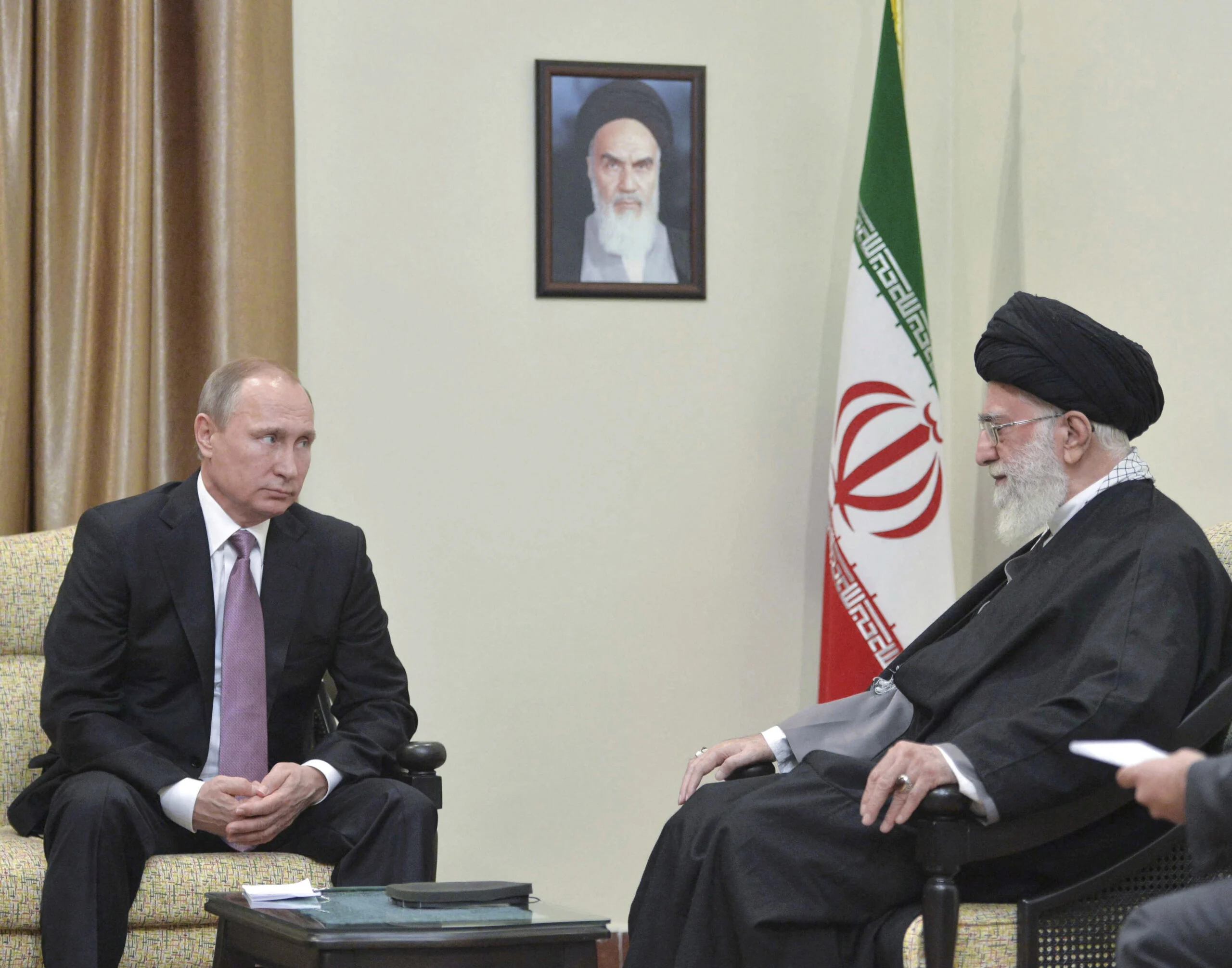 פוטין בפגישה עם חמינאי באיראן בשנת 2015