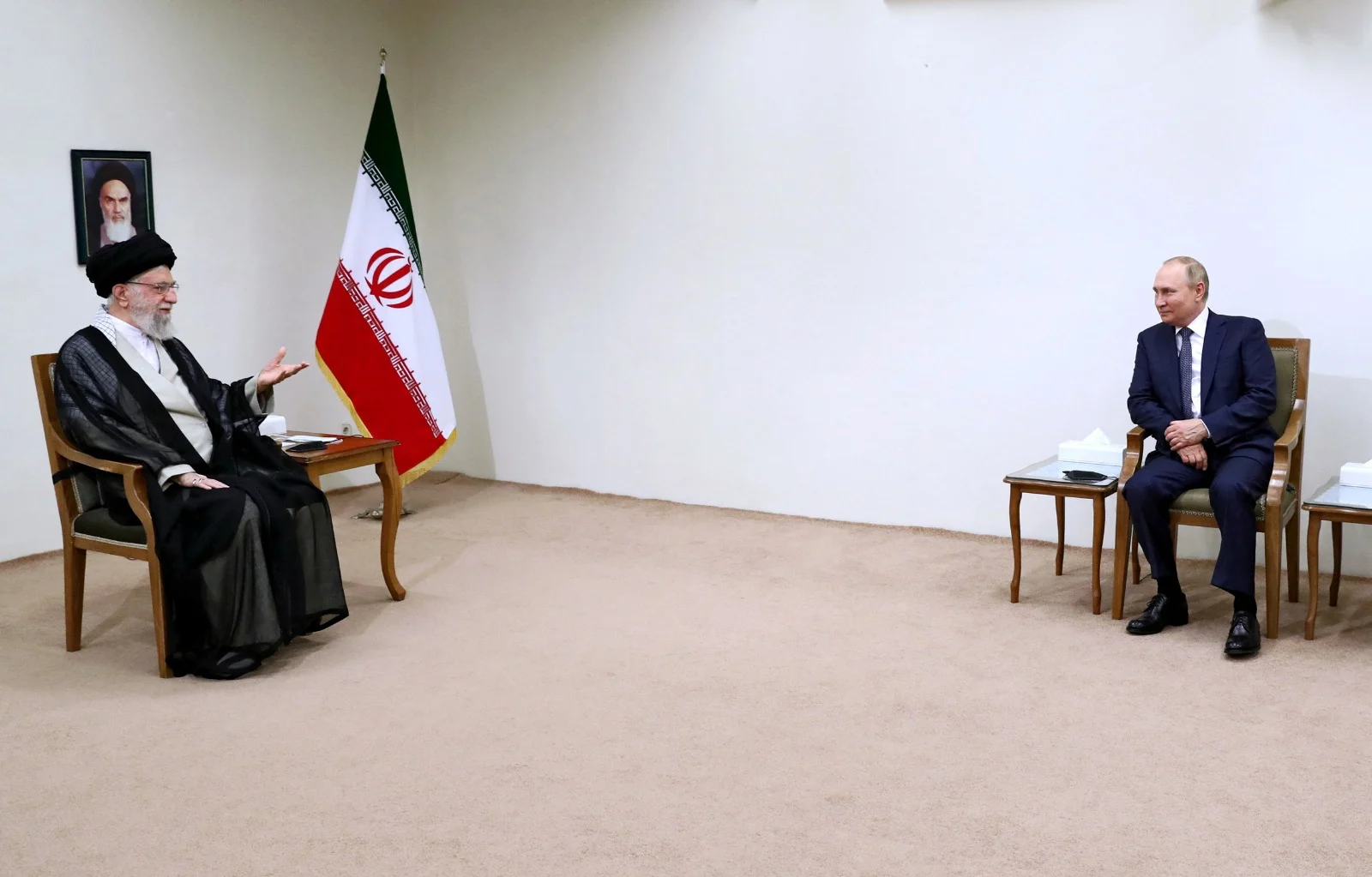 פגישת המנהיג העליון של איראן, עלי חמינאי ונשיא רוסיה, ולדימיט פוטין