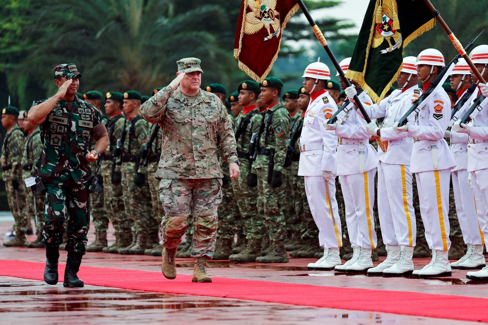 יו''ר המטות המשולבים האמריקני, הגנרל מארק מילי לצד הרמטכ''ל האינדונזי