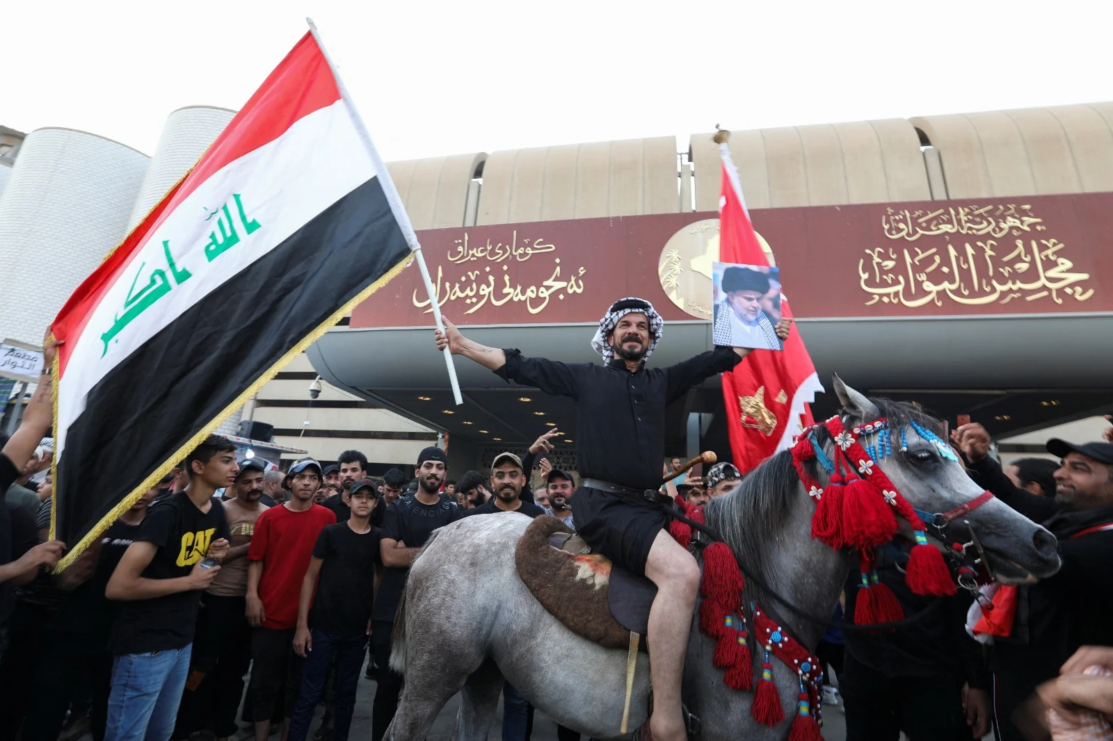 תומכיו של א-סדר מחוץ לבניין הפרלמנט בבגדד, אוגוסט 2022