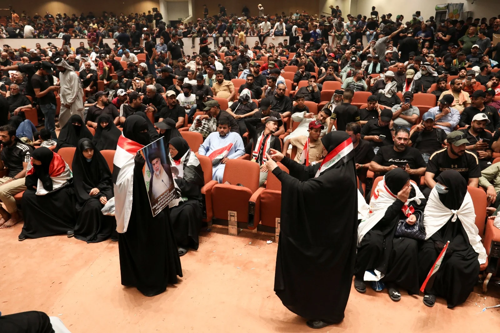 תומכיו של א-סדר בבניין הפרלמנט בבגדד, אוגוסט 2022