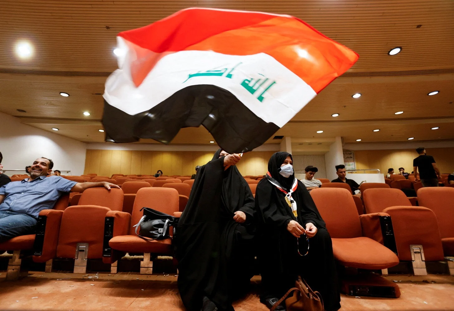 מפגינים אחוזים בדגל עיראק בפרלמנט בבגדד