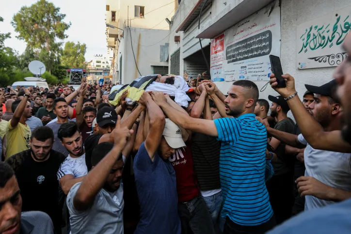 פלסטינים בעזה נושאים את גופתו של תייסיר אלג'עבר, מפקד החטיבה הצפונית של הג'יהאד האיסלאמי שחוסל