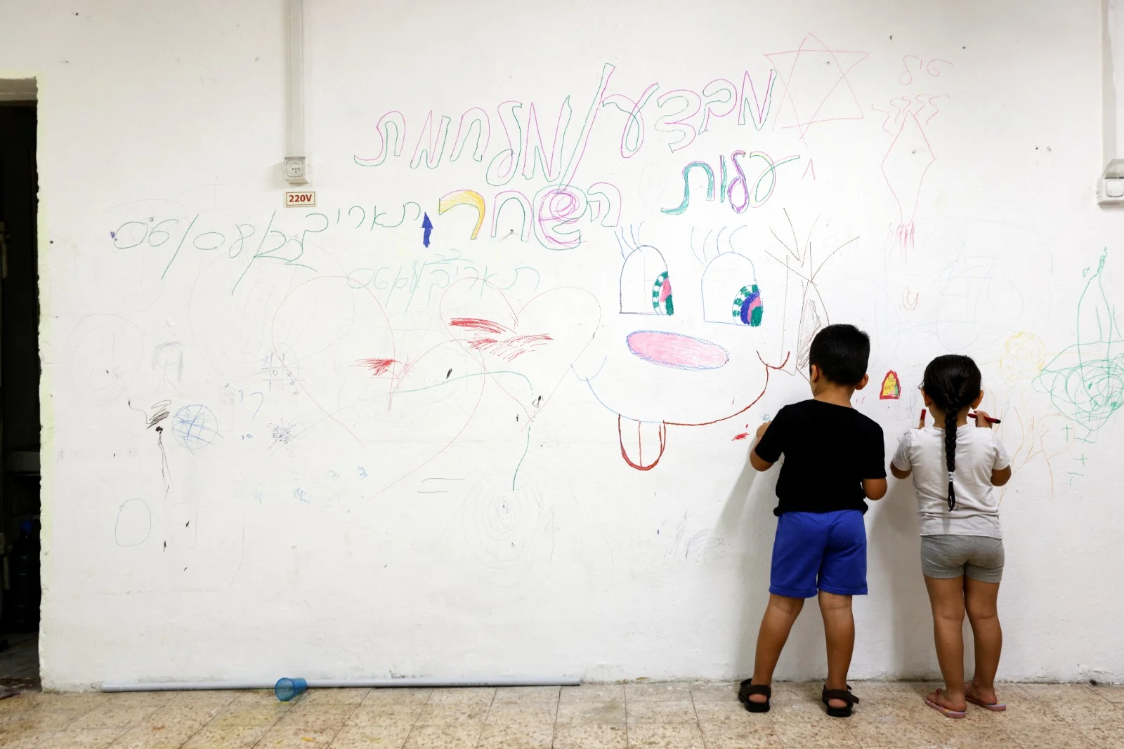 ילדים מציירם על קיר אחד המקלטים בעיר אשקלון